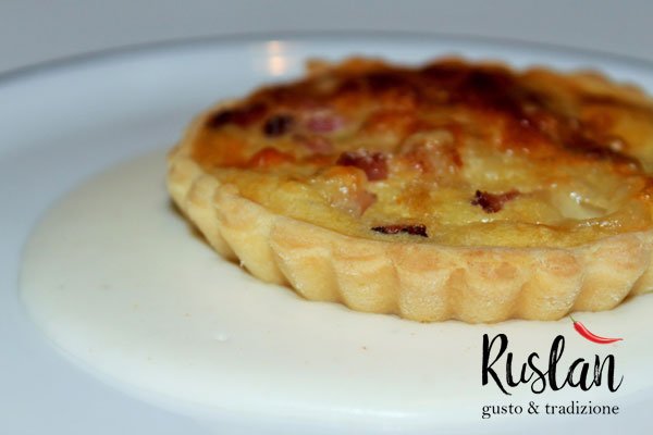 Quiche Lorraine con salsa alla robiola – Torta salata classica